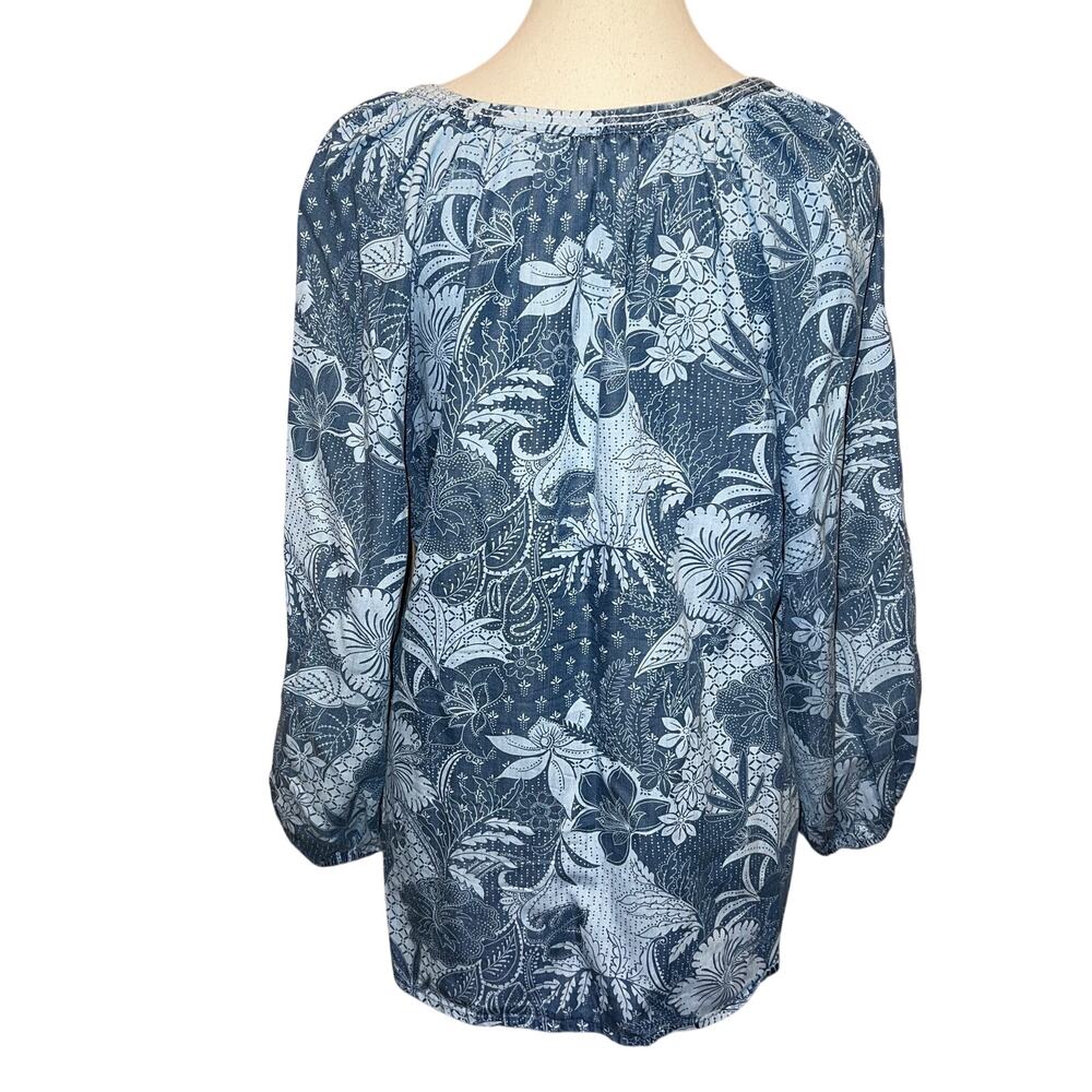 Tommy Bahama Chambray Blue White Floral Batik Split Neck Blouse Top Size S - Picture 3 of 13